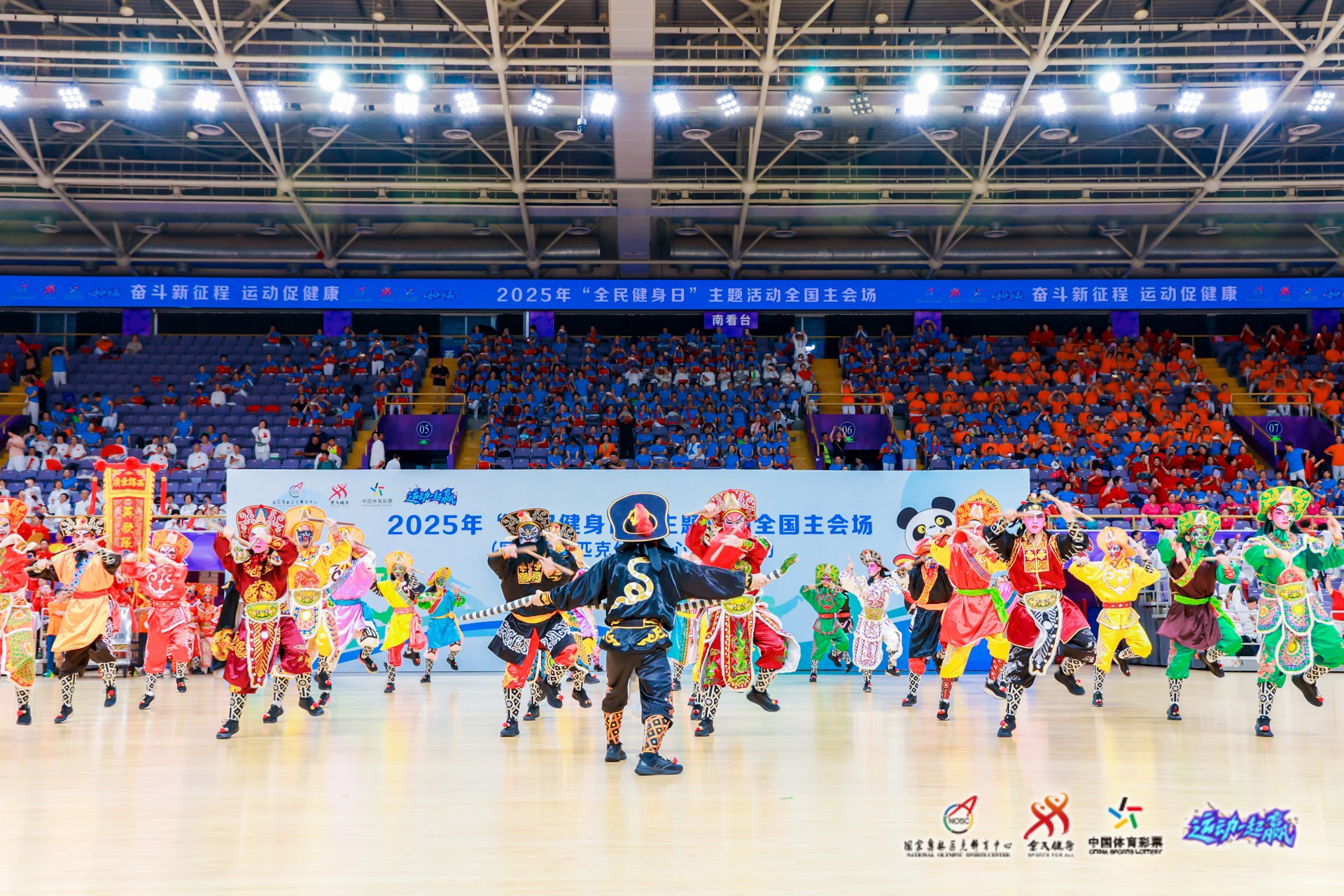 这雪有点大，欧冠赛前一名挪威记者在博德闪耀的球场边线处滑雪